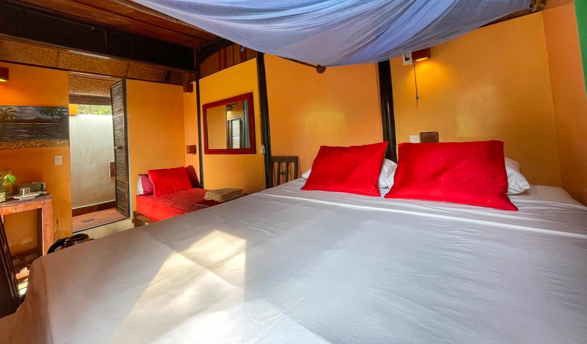 Villa Louise Hue Beach Boutique Hotel Rum bild
